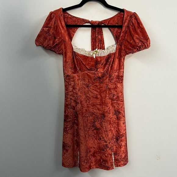 Kimchi Blue x Urban Outfitters Jill Velvet Cherub Mini Dress - Picture 4 of 16